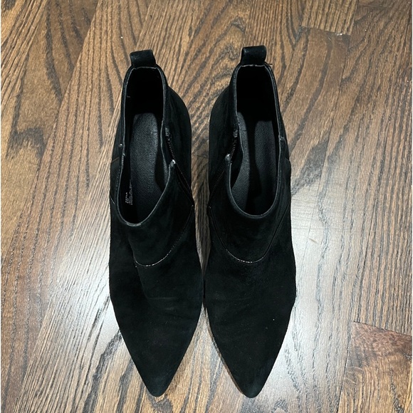 Cute and comfy Donald J. Pliner Booties - Picture 2 of 8